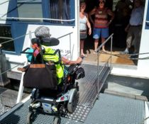 Electrische rolstoel rijdt aan boord Zander